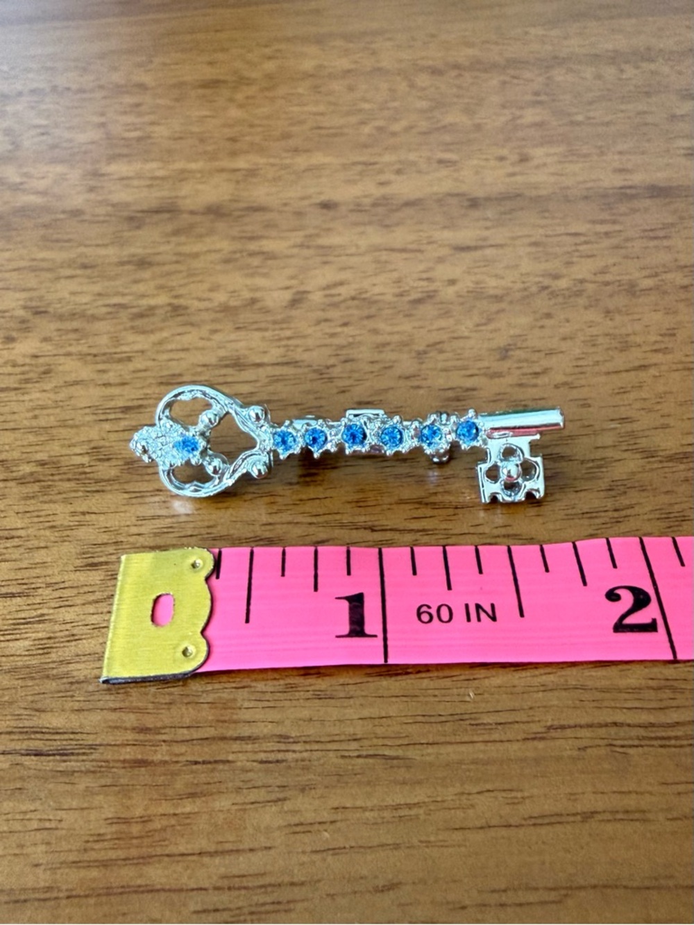 Vintage Skeleton Key Brooch Blue Rhinestones Pin Victorian Silver Tone Dainty - Picture 8 of 8